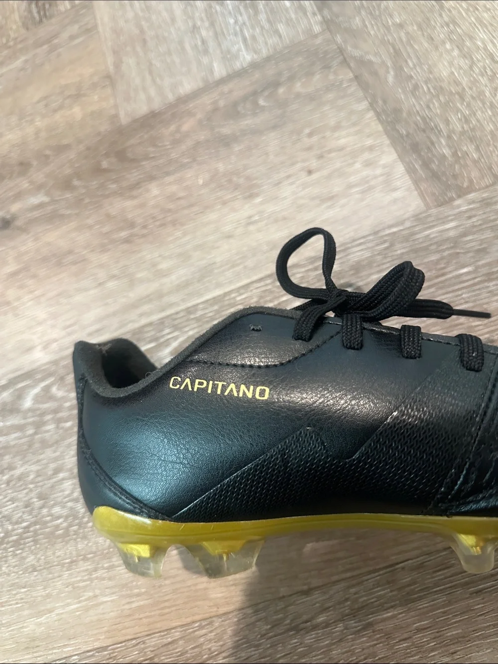 Puma Capitano Kids Black, White & Gold Soccer Cleats, size 4
